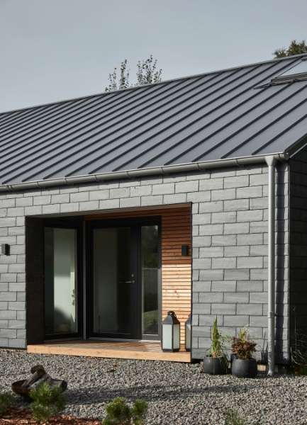 Skiffer, træ og stålprofiler i stilskabende symmetri, Mågevej 11, 4040 Jyllinge